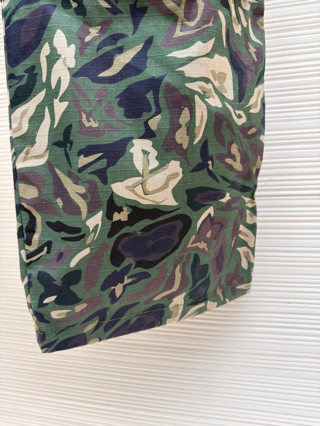 LOUIS VUITTON patch pocket overalls ●Original version: purchased and developed for 15700 ●Item number: 1681396-B70 ●Fabric: combed cotton fabric ●Technology: stone-ground light fermentation ●Color: camouflage ●Version: fitted version ●Weight: about 825 grams ●Size: 46-48-50-52 ●Description: Customized dark olive green double-sided yarn-dyed combed cotton, as warm as cotton, comfortable and close to the skin Jungle twilight, camouflage poetry, makes green transcend the boundaries of seasons and styles. It touches people's hearts with the depth of color. The patch embellishes the left pocket and becomes a low-key medal. LV's iconic Monogram disappears into the camouflage canvas, hiding the brand gene into the wild totem. Function first, aesthetics follows. Use the three-dimensional pockets on both sides as the skeleton to reshape the advanced form of pragmatism. A sense of luxury exuded from the inside out. A stunning work in the fashion feast, direct glaze spraying through high-precision digital nozzles and intelligent color management systems. Directly print the pattern on the surface of the fabric in a point-to-point manner. Turn the pattern into a flowing glaze and touch the texture of the fabric. Let the pattern have a visual impact and ergonomic three-dimensional cutting. Return to the traditional craftsmanship through segmentation, folding, shrinking, and stretching techniques. The so-called slow work produces fine work, which is the respect for the material. The pursuit of feel. The workmanship is complex and tedious. Slow aging. High loss, stone grinding light fermentation ➕ pulling, bleaching and softening. Through the mutual friction between pumice and clothing. Produce wear and fading effects on the surface of denim by combining pulling and bleaching to produce a certain texture and stretch effect on the clothing while bleaching. The overall wiring is straight and delicate, the fabric is comfortable and soft, and the color is consistent without color difference. It can be matched with the same style to create a fashionable look and control various occasions. Customized accessories, complete with three standards, same style for men and women!